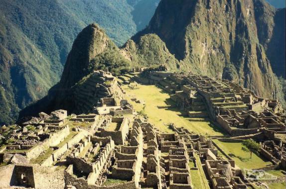 Uma Machu Picchu livre de turistas nos recebe na manhã do nosso 3o dia de caminhada pela trilha inca, no Peru (foto de Julho de 1990)